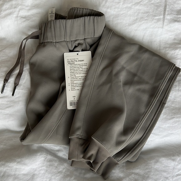 Lululemon On The Fly *Woven - Sage - Picture 9 of 11